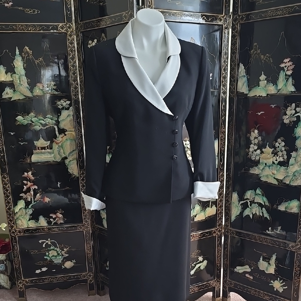 Suit Studio Elegant Black Suit with White Collar